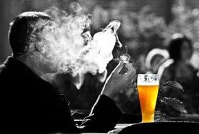 boire de l'alcool stimule l'envie de fumer